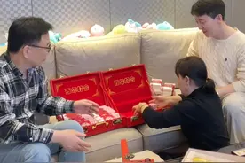 准备彩礼的韩国一家~彩礼背后是真情实意的祝福和期许#中韩情侣  #订婚  #彩礼视频封面