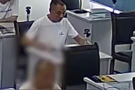 53岁男子科目一考试 掏出A4纸“小抄”和放大镜  现场考官惊呆直喊：那个人拿放大镜，还在作弊！