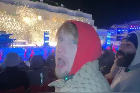 打铁花是什么？给外国友人一点吉尼斯级别的震撼 #发现中国之旅  #年味还得看司徒小镇 #吉尼斯世界纪录打铁花 #非遗打铁花还得看司徒小镇 @司徒村老周视频封面