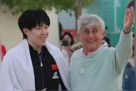 5月23日，卡塔尔多哈，#王楚钦晋级4强 闪电下班，惊喜偶遇国足前教练米卢。足球乒乓球跨界联动，米卢对王楚钦竖起大拇指。#王楚钦偶遇国足前教练米卢 #王楚钦