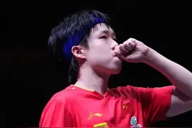 一场酣畅逆转后，王楚钦说“落后时一度感觉要告别赛场了” 2025多哈世乒赛，男单1/8决赛，王楚钦4比2西蒙（法国）（-9，-9，2，9，4，8）本场比赛，西蒙先进入状态，连下两城。0比2落后时，王楚钦更换了球衣，重返赛场他连扳4局，完成了这一场有惊无险的逆转。0比2落后的时候，王楚钦“感觉可能要告别赛场了”，这时候王皓带他去换了一件短袖。“这个时间我脱离了比赛的氛围，一下脑子就清醒了一些，心里也干净了一些。已经0比2落后了，不再去想输赢了，再不发挥自己的水平，可能比赛就真的走了。还有最后一线生机，也感谢王皓指导的这个办法。”
#王楚钦 #多哈世乒赛