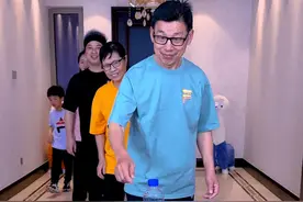 立瓶子挑战，太好玩了，赶紧叫家人们玩起来！！！#搞笑 #聚会游戏挑战 #家庭游戏挑战视频封面