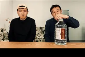 年轻时候不懂，白酒那么辣，为啥还那么多人喝，现在好了，自己爱 上了，原来，酒比起生活，甜多了#小海的酒 #白酒 #生活视频封面