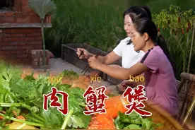 除了日常做饭，生活上什么事也都难不倒老妈，简单的芦苇花也能做出实用的扫把！