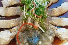 年夜饭餐桌上怎么能少的了这道清蒸鱼，这清蒸鱼你要直接怼蒸鱼豉油，那个是去个鸭子求！#美食趣胃计划 #抖音美食创作人 #清蒸鲈鱼 #抖音美食推荐官 #祝大家年年有鱼 @DOU+小助手