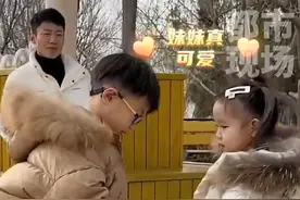 公园里小男孩突然走过来，偷亲了一下女儿，老父亲的心呐稀碎！ #山东烟台  #万万没想到  #爸爸带娃  #记录真实生活视频封面