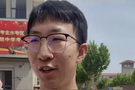 高考历史结束!第一位考生出来了考生激动称:题目中规中矩，还可以！#高考 #2025高考