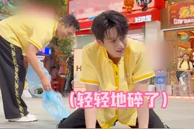 #檀健次抓塑料袋好忙  “飞舞塑料袋”游戏居然让大哥@檀健次  手忙脚乱，精疲力尽，直呼“好难”！小6也很好奇大哥与塑料袋之间到底发生了什么～视频封面