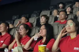 9月18日9点18分，#众多市民观影731警钟长鸣特殊场  ，有人看得泪流满面，有人遮住不忍观看……没有人能平静走出影院！#电影731 #媒体精选计划