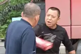 货车司机捡到包 多方联系找失主，失主送烟感谢 双方极限拉扯，失主：包里有几千现金和各种证件。来源@生命的滋味#拉扯 #货车司机 #正能量 #丢东西视频封面