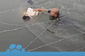 11月22日（采访）河北唐山，女子落水众人合力救人，花臂大哥率先下水，叼烟大哥用尽全力托举 脸憋通红视频封面