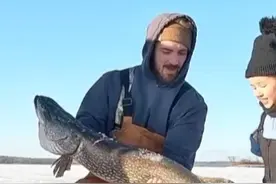 户外捕鱼：俄罗斯妹子在湖面上开凿冰洞只为男友能搭帐篷钓鱼！ #钓鱼 #纪录片视频封面