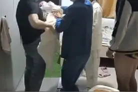 宝宝呛奶，爷爷急得晕倒。紧接着爷爷突然站起对宝宝展开急救，宝宝最后哭出声，一家人才放下心来。视频封面