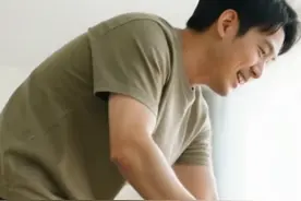 50秒，看父亲陪我们走过的一生。 您陪我长大，我陪您变老。 祝天下所有父亲，节日快乐❤#ai人的一生 一生 #父亲节