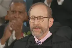 嘲讽特朗普！"禁招令"被叫停后 哈佛校长毕业典礼上致辞：你们来自全世界！这才对  3万人起立鼓掌30秒 #特朗普#哈佛 #留学生视频封面