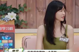 #李艾 遇主持“雾”境：浓雾弥漫变睁眼瞎，现场演出秒变听广播！#爸爸当家  慢享季正在热播中！#爸爸当家慢享季