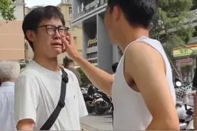 好有爱的一家人！堂哥悄悄从外地赶来接高考结束的弟弟，租了弟弟喜欢的摩托车，伪装成摩的师傅准备惊喜！弟弟笑着笑着就哭了，全家人也激动落泪……#堂哥特地租了弟弟喜欢的摩托准备惊喜 #兄弟情视频封面