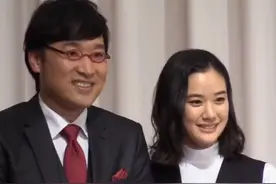 恭喜！ #苍井优怀孕 宣布今夏“将迎接新生命” 日本女星苍井优结婚3年，今天（2月10日）凌晨苍井优的老公在自己主持的深夜广播节目中报喜讯“要当爸爸了”。3年前她和谐星山里亮太交往才2个月就闪婚，如今苍井优怀孕，网友也替她开心，献上祝福之余不忘替她祈祷“小孩长得像妈妈”。视频封面