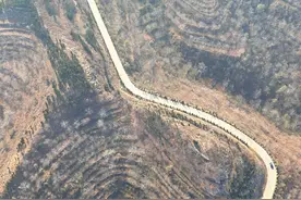 把这条路线列入今年必去路线吧 路线：济南出发走仲宫向南，走并药路经高而上山路，到达药乡森林公园门口，可以走泰佛路直接下山到玉泉寺、封禅大典、东御道等。这山路跑起来还是很不错的，到达药乡在门口，可以遥望玉皇顶，翻山而下就到泰山脚下，春天风景真的很美，夏天一路有水相伴，风景无敌。#济南周边自驾游 #自驾路线