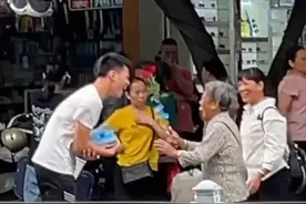 6月8日，江西赣州。奶奶学着其他家长给高考的孙子献花，网友作画记录 #高考加油 #奶奶爱你视频封面