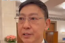陈建飚委员：#建议落实带薪休假保障劳动者休息权 #如何保障劳动者休息权 #周刊君带你看两会视频封面