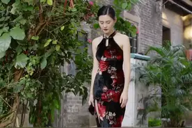 弯腰时腰部会承受较大的力量，其实主要还是为了优雅O(∩_∩)O哈哈~#旗袍 #礼仪 #形体仪态 