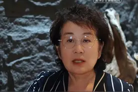 横穿马路被撞：澳门认责引热议 横穿马路到底谁该全责。近日，两名内地女子在澳门横穿马路时被巴士撞伤，引发两地交通责任认定差异的讨论。事发时，女子未走人行横道，在对向车道车流中突然穿行。也就是"鬼探头"，司机因无超速且已采取避让措施，被澳门警方认定无责，无需赔偿；而两名女子因违规横穿马路，需承担事故责任并接受警方调查。与内地交通事故处理中常采用的 "过错责任+适当倾斜弱势群体" 原则不同，澳门严格遵循"过错责任原则"。无论行人或司机，违规方需独立承担后果。这种"绝对规则主义"虽被部分人认为"冷冰冰"，但明确划分了双方权利义务，避免无过错方为他人失误买单。争议背后折射出两种治理逻辑：内地强调"以人为本"的人文关怀，倾向于在责任认定中兼顾"实质公平"；澳门则侧重法律规则的刚性执行，追求"程序正义"。有人认为前者体现温度，后者维护法理权威。如何在"规则"与"温度"间找到平衡，或许才是交通治理的核心命题。此次事件也提醒游客：在不同法域出行时，需尊重当地规则，安全永远是第一准则。﻿#民生 #澳门 ﻿﻿#横穿马路 ﻿﻿#责任 #安全视频封面