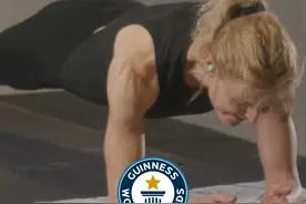 来自加拿大的唐娜·让·王尔德现年 58 岁，她保持平板支撑动作长达 4 小时 30 分 11 秒，比上一次纪录多出 10 分钟！#核心力量 #平板支撑挑战 #吉尼斯世界纪录 #女性力量