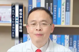 患有精神分裂症生孩子会遗传给下一代吗？ #涨知识 患有精神分裂症生孩子可能会遗传给下一代，但遗传并非决定性因素，具体情况如下：
第一，遗传因素在#精神分裂症 的发病中起着重要作用。研究表明，精神分裂症是一种具有遗传倾向的疾病，其遗传方式复杂，可能涉及多个基因的相互作用。父母患有精神分裂症的子女，其患病风险确实高于一般人群。具体来说，父母一方患有精神分裂症的子女，其患病风险大约在15%到20%左右，而父母双方都患有精神分裂症的情况下，子女患病风险会进一步增加。
第二，然而，遗传并非精神分裂症发病的唯一因素。环境因素、心理社会因素等也在精神分裂症的发病中起着重要作用。例如，童年期的创伤经历、家庭环境不稳定、社会支持缺乏等都可能增加个体患病的风险。
第三，即使遗传因素存在，也不意味着一定会发病。个体在成长过程中，通过良好的教育、健康的生活方式、积极的心理干预等措施，可以有效降低精神分裂症的发病风险。
综上所述，患有精神分裂症生孩子可能会遗传给下一代，但遗传并非决定性因素。通过综合干预和预防措施，可以降低患病风险。同时，对于已经患有精神分裂症的个体，应及时接受专业治疗，以控制病情并减少遗传风险。#硬核健康科普行动  @创作灵感小助手