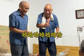 大家想看的奶奶回家后续，它来了！！ 奶奶去姑姑家的那几天，爷爷把奶奶床垫的弹簧都蹦丢了一个，最后连奶奶的轮椅都没放过，如今奶奶回来了...#我的乡村生活 #小时候的回忆 #反转 #祝天下老人身体健康 @抖音热点 @抖音创作小助手视频封面