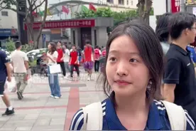 高考后怎么嗨？来自山城重庆的李凤祥选择染“曼联红”头发，打卡足球课，解锁超酷暑假，同步等录取通知书到家！美团团购送的体验课让她爱上驰骋球场，不仅离偶像芒特“更近一步”，还学习了足球专业知识。用美团团购体验兴趣课，你的假期也能这样精彩！