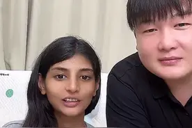 近日，河南籍网红“小黑妮”直播透露将于9月17日在周口鹿邑与男友举行婚礼。直播中，男方表示俩人结婚“没要彩礼”，称双方父母各提供一份支持“让我们成立小家”，透露希望婚后生俩娃“肤色像男方多一点。”#大河报旅游 #小黑妮 #dou小助手 #混血