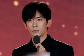 获得2025“中国电影导演之夜”年度男演员荣誉，易烊千玺：年轻演员宁愿犯错，不要无聊#2025中国电影导演之夜视频封面