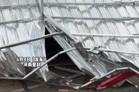 4月8日（发布）河南，一万五做房顶被风一下全掀翻了？“才做了17天 邻居家的好几年了都没事 当时街上碰见的 找不着门店就有个手机号”，材料厂家：协商看看咋弄 会处理的  #媒体精选计划视频封面