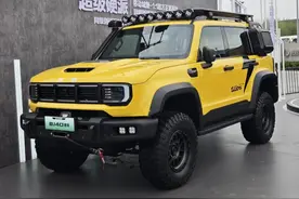 硬派越野掀桌子！ BJ40增程版带电带大梁+三把锁，纯电续航150km，卖城市SUV价！
#硬派越野 #bj40 #bj40增程版 #越野车 #bj40改装
