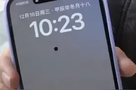 甄女士手机后玻璃修好后，屏幕咋会出现黑点？