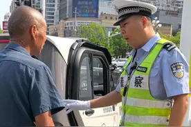 7月1日起，漯河交警将对在市区6条主干道（嵩山路、长江路、黄河路、淞江路、人民路（西段）和金山路）违规行驶、无号牌、无驾驶证的电动三轮车、四轮车严格执法，依法进行处罚。视频封面