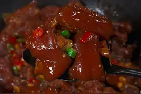 在家做红烧猪蹄，直接下锅炖那就是大错，今天教你一招，炖出来的猪蹄色泽红亮，软烂入味，不腥也不柴#红烧猪蹄