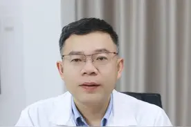 头皮发红发痒，这种#头皮屑 ，其实是#头皮银屑病 ！今天医生手把手的教你起家里处理#牛皮癣  #抖出健康知识宝藏  #医学科普视频封面