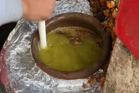 别具一格的印度果汁，不禁让人吟诗一首 A：你是在什么状态下创作出那种千古绝句的？
B：我也不知道，裤子一热就喊出来了
#印度美食 #印度美食之旅 #路边摊 #黑暗料理视频封面