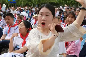 学生演出，老师们在台下卖力指挥，表情生动多变，感染力十足 #一年一度六一汇演 #台下老师永远是亮点视频封面