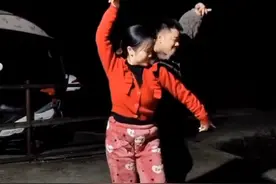 家庭聚会后夫妻在院子里即兴跳起傣族舞蹈，这家庭氛围羡慕了！视频封面