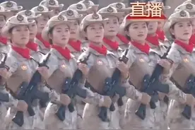 女民兵方队接受检阅，气势拉满，又美又飒！