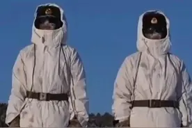 近日，祖国最北哨岗上的哨兵在-40℃的天气中纹丝不动， 路过的游客们一度以为是“仿真人”，脱掉手套敬礼的时候，瞬间泪流满目……网友：致敬每一位边防战士！视频封面