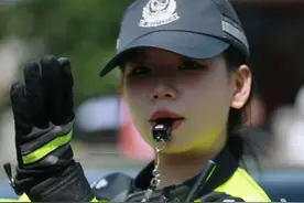 山东交警“小姐姐”又美又飒！5月2日，山东济南，五一假期，大明湖迎来大批游客。因大明湖南门交通压力增大，济南交警女子机动队增派警力赶来支援，疏导交通。交警“小姐姐”也成为一道靓丽风景。#山东dou知道 #交警小姐姐视频封面