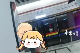 可爱又机智！8岁小女孩地铁走失求助民警逗乐众人视频封面
