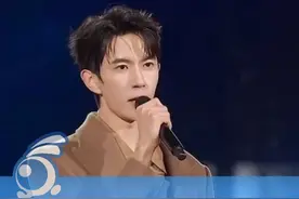 微博通报“于朦胧坠楼身故”：60余个账号被禁言或关闭。 