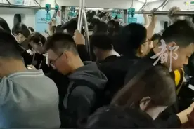 【#北京地铁5号线因故障致大量乘客滞留  现已恢复】4月19日上午，北京地铁5号线车辆在天坛东门站出现故障，影响后续发车，宋家庄始发车等车站出现大量乘客滞留。因为无法换乘，10号线地铁客流也爆满。8点57分，5号线宋家庄站列车发车恢复。目前现场已处置完毕，运营秩序正在逐步恢复中。地铁公司表示，乘客可通过北京地铁官网官方 APP查询列车延误信息，也可去车站找工作人员领取延误证明。视频封面