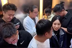 真是万万没想到啊 #搞笑视频 #气氛搞起来 #围观的人真多 #电梯战神