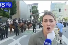 混乱不堪！ 洛杉矶警方向澳大利亚女记者射击橡皮子弹 视频封面